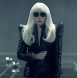 Lady Gaga, dans un look futuriste signé Dsquared2