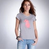 Chien rose sur tee shirt gris chez La Redoute signé Lou Doillon