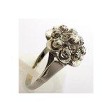 Bague ancienne en or blanc et diamant discret en fleurs en vente chez bijoux-anciens-paris.com