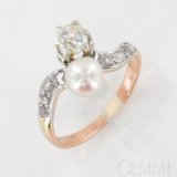 Bague ancienne Toi et Moi en or rose et or blanc avec une perle de culture et 8 diamants chez gemme-les-bijoux.com
