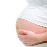 Le ventre d’une femme à 8 mois de grossesse