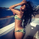 Rihanna prend la pose en bikini sur un yacht