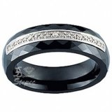 Une bague Ultimate Ceramic en or blanc et céramique