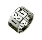 D&G en lettres capitales...
