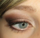 Maquillage naturel brun de l’oeil pour affirmer votre style nude cet été