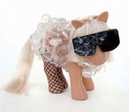 Le poney à l’image de Lady Gaga en bas résilles et lunettes noires, un poney signé Mari Kasurinen