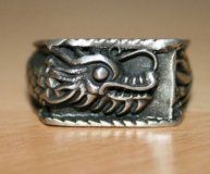 Dragon sculpté sur bague en acier