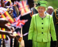 La reine Élisabeth II en vert pomme en Uganda