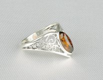 Bague en argent cognac avec ambre montée sur un jonc à motif