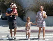 Jessica Alba, en look décontracté lors d’une sortie en famille 