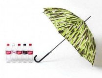 Le parapluie Colette fabriqué à partir du plastique recyclé des bouteilles Coca-Cola