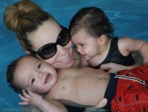 Mariah Carey et ses jumeaux à la piscine