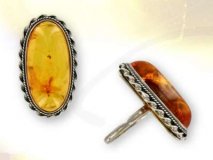 Bague ancienne avec une pierre d’ambre couleur miel de forme ovale