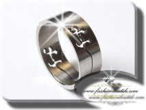 Une bague au style simple en acier inoxydable