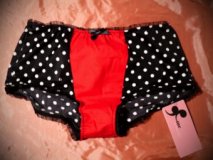 Culotte rouge et noire à pois blancs