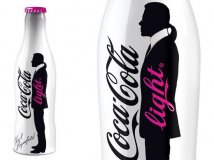 Karl habille la bouteille de coca cola light avec élégance.