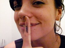 Le tatouage Shhh..., repris par Lily Allen