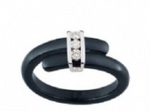 Bague Ultimate Ceramic en céramique noire et trilogie de diamants