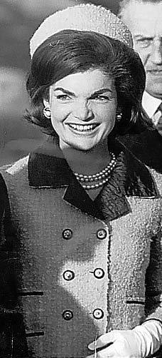 Jackie Kennedy en tailleur Chanel.