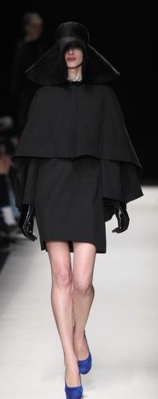Capeline, cape robe et noires Yves Saint Laurent femme hiver 2011