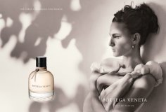 Nine d’Urso, l’égérie du premier parfum pour femme de Bottega Veneta
