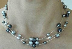 Un collier ras du cou en perles