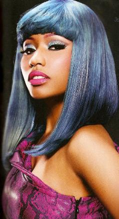 Nicki Minaj, blue eyes et rouge à lèvres fuschia