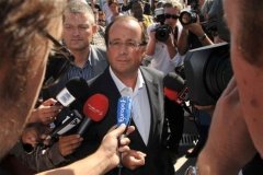 Exit la cravate en 2009 pour Francois Hollande en mode casual