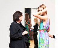 Robe de la collection Versace pour H&M : une robe à la coupe classique ceinturée habillée d’un imprimé fleurs très coloré