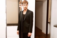 Versace pour H&M hiver 2012 collection homme : veste de costume noire et débardeur ajouré
