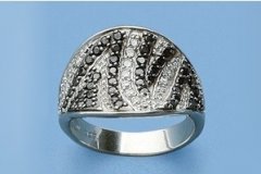 Une bague en noir et blanc