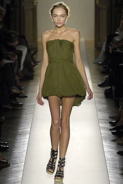 Le kaki déjà au top à l’été 2007 chez Balmain fait un retour en force en 2010