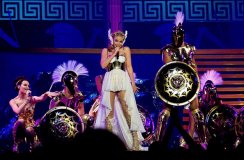 Tenue de scène déesse grecque blanche et dorée Dolce & Gabbana pour la tournée Kylie Minogue Aphrodite 2011
