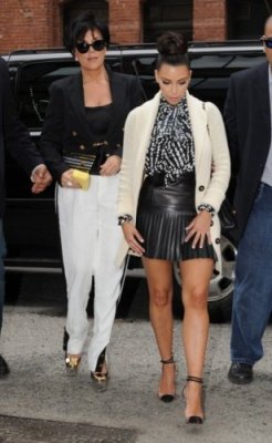 Kim Kardashian ose la mini-jupe en cuir