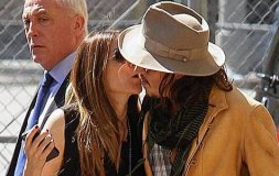 Johnny Depp embrasse son attachée de presse Robin Baum