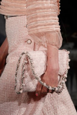 Le sac Choupette de Chanel pensé et créé par Karl Lagerfeld