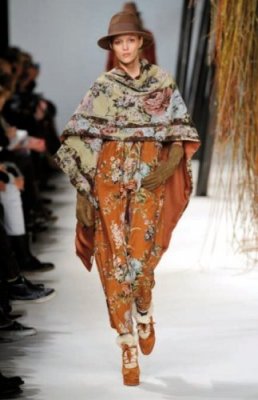 Combinaison pantalon orange imprimé fleurs et châle assorti chapeau en feutrine et bottines fourrées Kenzo femme collection automne hiver 2010 2011