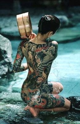 Une femme Yakouza tatouée 