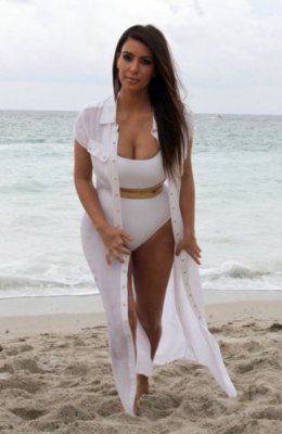 Kim Kardashian, une vraie bombe à la plage !