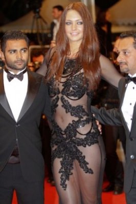 Candice Boucher en robe transparente noire Gavin Rajah au 64° Festival de Cannes