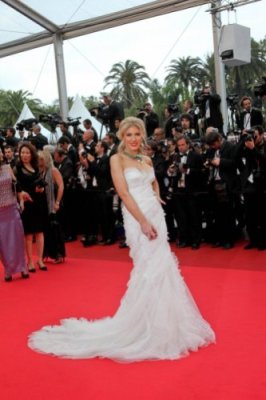 Cannes 2011 Hofit Golan porte une robe bustier blanche Alberta Ferretti