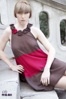 LILY, robe courte marron et rouge avec un col de fleurs LILY, robe courte marron et rouge avec un col de fleurs (170€)