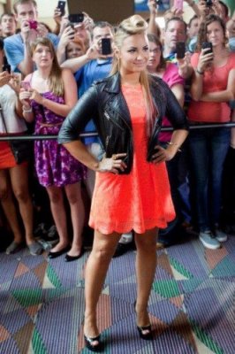 Demi Lovato arbore un look glamour dans X Factor