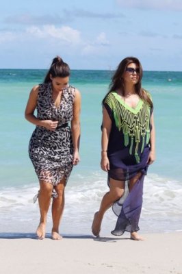 Kim et Kourtney, deux bimbos stylées au bord de la mer !