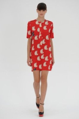 Une robe "cutie-cat" de Victoria Beckham