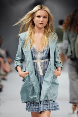 Benetton collection mode été 2011 manteau trench bleu clair vieilli et robe romantique légère dentelle et carreaux bleus