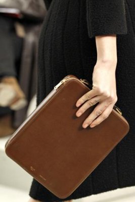 Céline crée en 2011 un etui pour iPad, ici en version cuir marron