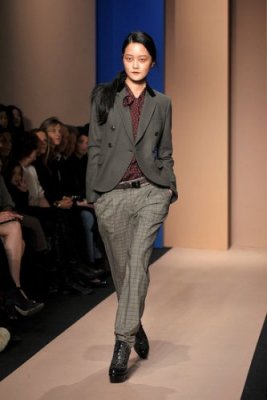 Ensemble tailleur jupe gris bordures cuir collection femme DKNY automne hiver 2010 2011