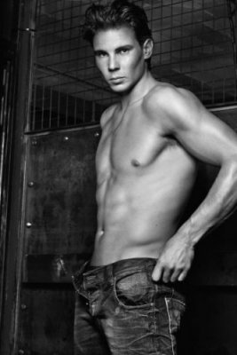 Le tennisman Rafael Nadal prend la pose pour Armani Jeans