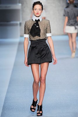 Chemisier et mini short Karl Lagerfeld, collection printemps été 2010.